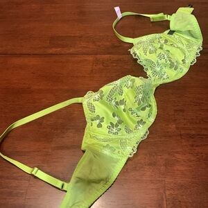 Absolutely stunning salad neon Victoria’s Secret 36 D lace sexy bra, limited ed